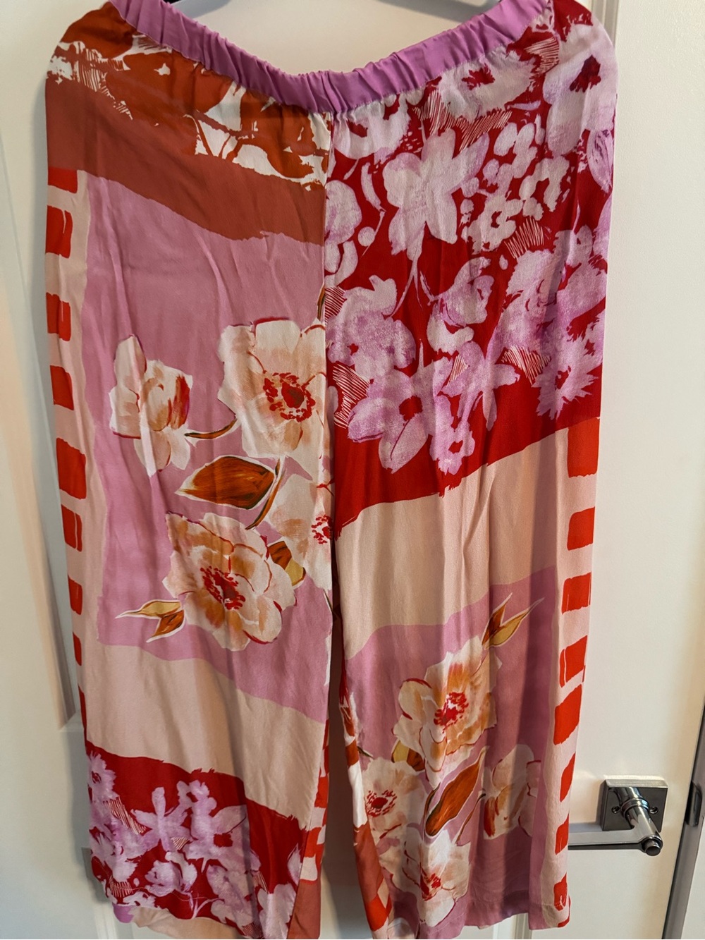 Alembika, Women's Wide-Leg Floral Capris in Pink and Red. Size L.